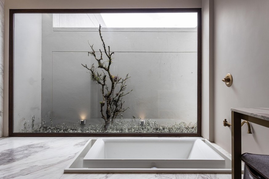 Sunken tub
